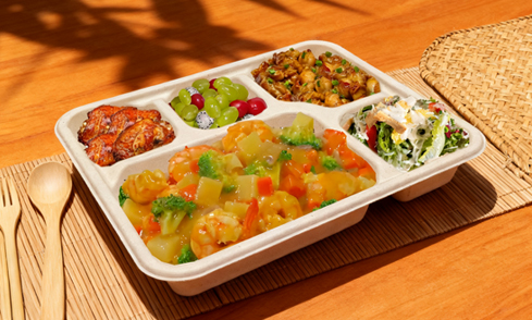 This multi-comp tray holds various cuisines perfectly, a great pick for restaurants and cafeterias.