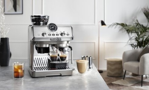Ontdek alle manuele espressomachines van De’Longhi en zet met precisie en vakmanschap koffie van versgemalen bonen, exact zoals een barista het doet.