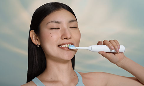 Adoptez nos brosses à dents électriques pour éliminer jusqu’à 10 x plus de plaque dentaire*.