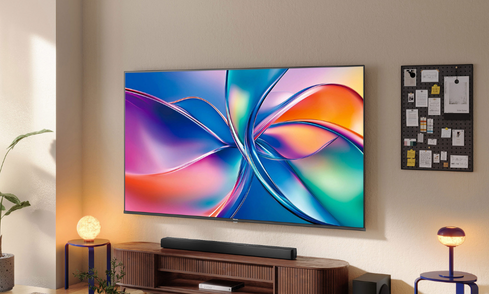 QLED-TV’s hebben een speciale kleurlaag (quantum dots) die het licht van de TV omzet in veel helderdere en zuiverdere kleuren.