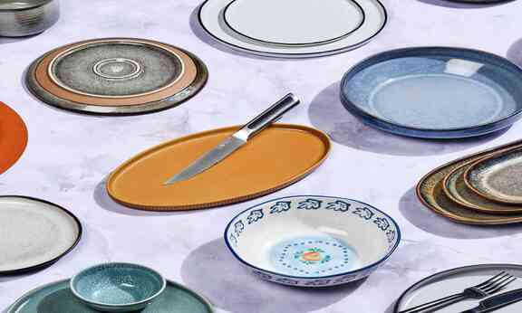 Des pièces raffinées pensées pour sublimer chaque table au quotidien. Des lignes élégantes, des matières choisies avec soin et des finitions délicates pour créer une atmosphère chaleureuse.
