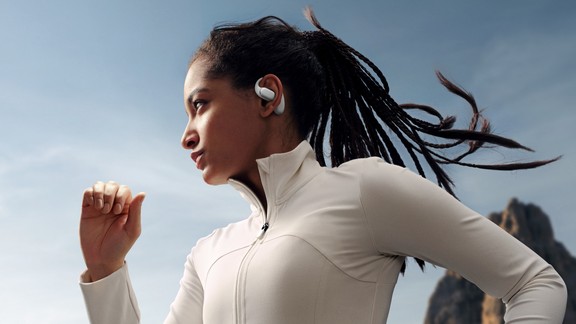 Embrace comfort in every move with HUAWEI FreeArc. Secure fit, crisp sound, and lasting power for your outdoor adventure.