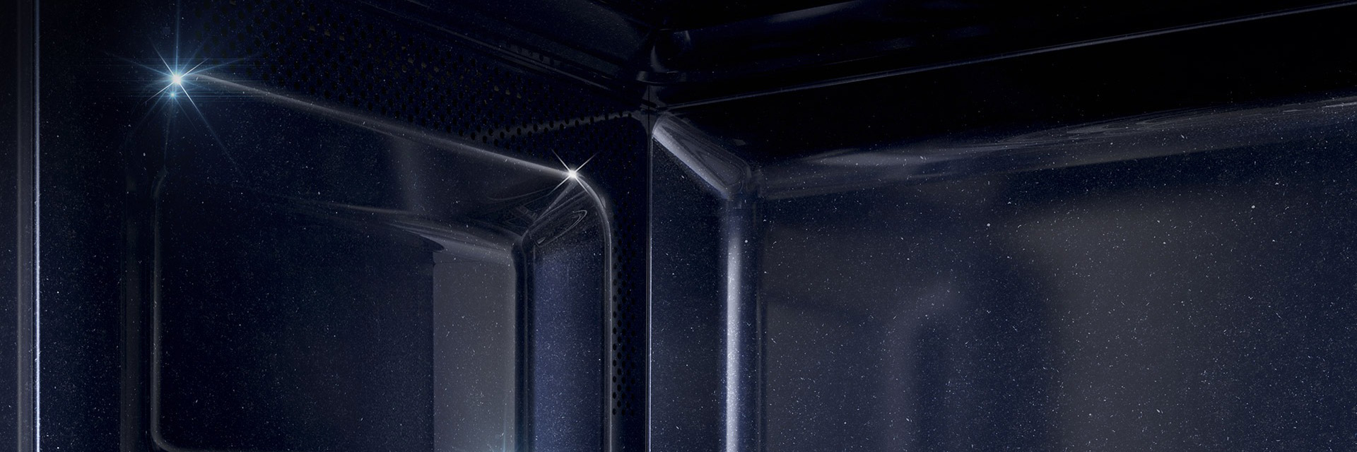 Von den sehr glatten Innenwänden des Keramik-Emaille Innenraums lassen sich Fett und Öl problemlos auswischen. 