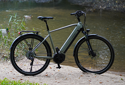 Auf ausgiebigen Touren sitzt du bequem im Sattel deines neuen Prophete Trekking E-Bikes. Die hohe Akkukapazität sorgt für große Reichweiten.