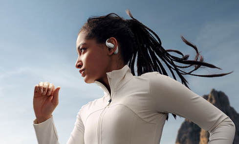 Embrace comfort in every move with HUAWEI FreeArc. Secure fit, crisp sound, and lasting power for your outdoor adventure.