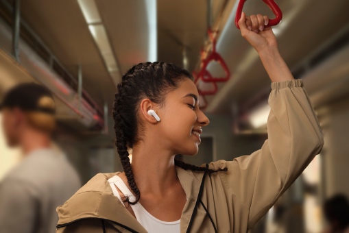 Intelligentes ANC + Dual-Treiber mit 24 Bit Hi-Res Klang – immersives Hörerlebnis