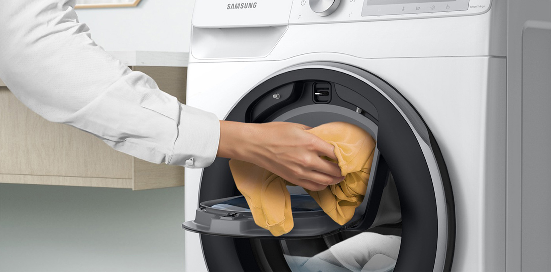 Mit der AddWash™-Klappe kannst du vergessene Wäsche, die nur gespült oder geschleudert werden soll jederzeit bequem nachlegen.