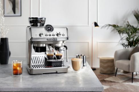 Ontdek alle manuele espressomachines van De’Longhi en zet met precisie en vakmanschap koffie van versgemalen bonen, exact zoals een barista het doet.