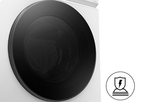 Eine robuste Tür aus gehärtetem Glas, die widerstandsfähiger gegen Kratzer und Schäden ist, als eine Tür aus Plastik.