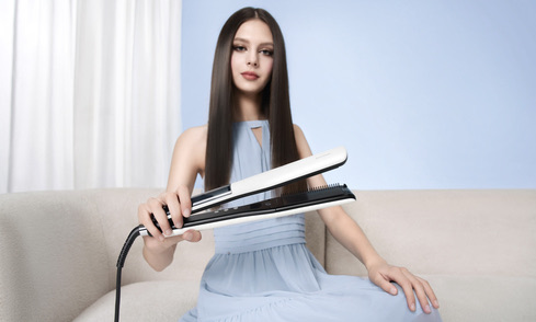 Le lissage à la vapeur pour une coiffure douce.