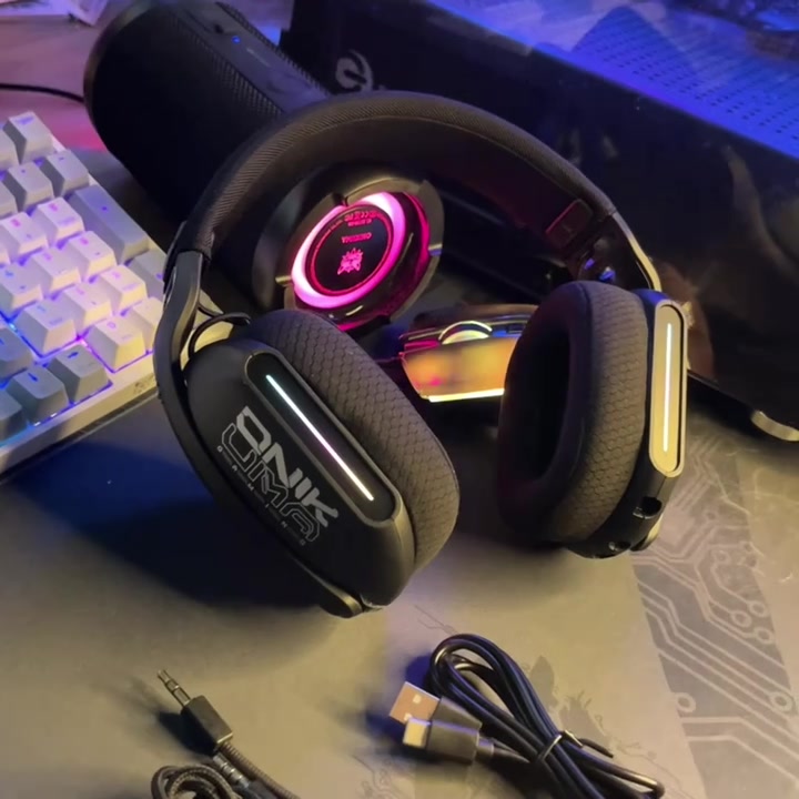 ONIKUMA GT808, casque sans fil à triple mode avec éclairage RVB, idéal pour les joueurs sur PC/ordinateur portable/jeux FPS, casque de jeu sans fil 2,4 GHz avec microphone, casque de jeu sans fil à 5,3 canaux, audio stéréo, casque de jeu et musique rechargeable, casque circum-aural, idée cadeau image 0