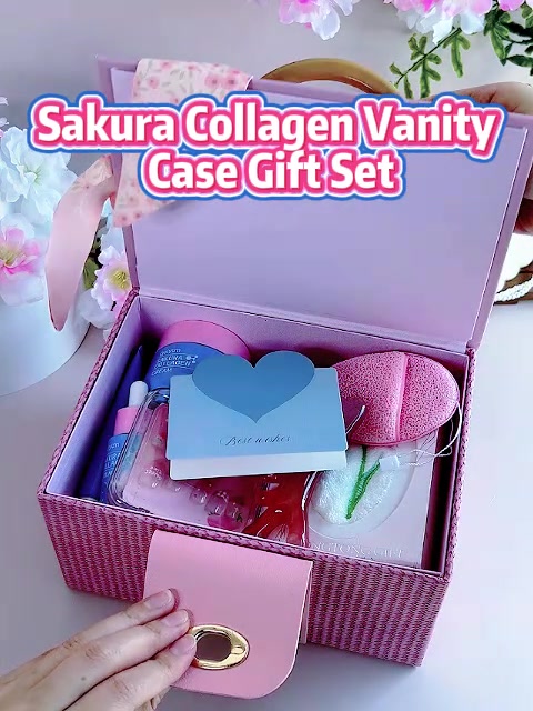 Quiyum Coffret de soins Sakura au collagène - Nettoyant 50 g, lotion tonique 120 ml, sérum 30 ml, crème contour des yeux 20 g, crème visage 50 g, stickers pour ongles, serviette, trousse à maquillage, étui à maquillage, outil de massage, éponge pour le visage et fleur de douche image 0