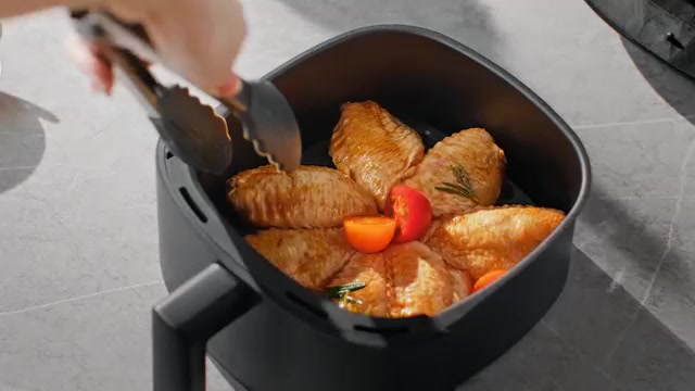 Midea Airfryer, Heißluftfritteuse 2L Kompakt, 1150W Leistung, Ölfreie gesunde Fritteuse, Einfach zu reinigen, spülmaschinenfester Antihaftkorb, Platzsparendes Design für kleine Küchen, Modell MAF20P0BPK image 0