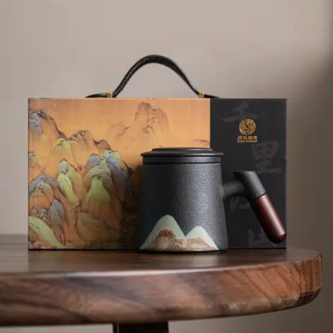 Su's Ceramic Qianli Jiangshan Wealth-Gathering Tea Strainer Cup Ceramic Office Cup with Lid and Filter, Gift Boxed