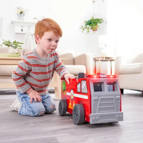 KidKraft Adventure Bound: Verwandelbares 2-in-1-Spielset mit Feuerwehrauto