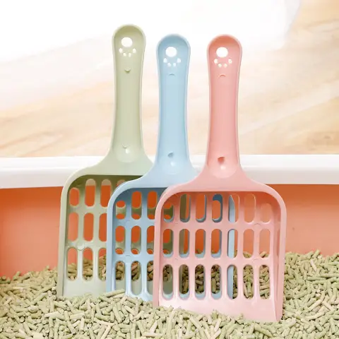 Snoepkleurige kattenbakkenschep