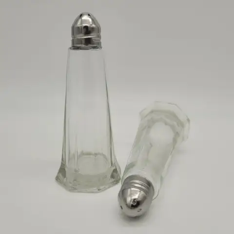 Pfeffer und Salz aus stabilem Glas